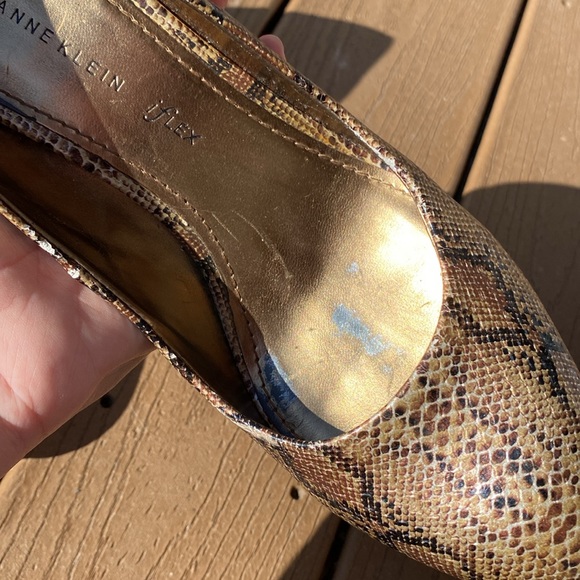 Anne Klein Clemence 3 faux snakeskin stacked look heel pumps in gold/ brown 10 - Picture 8 of 11